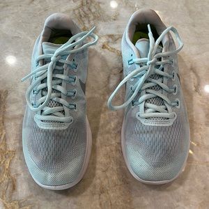 Women’s Nike Free Run shoes. Size 7.5 US